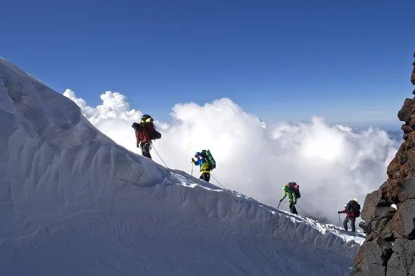 alpinistas ascendiendo una montaña