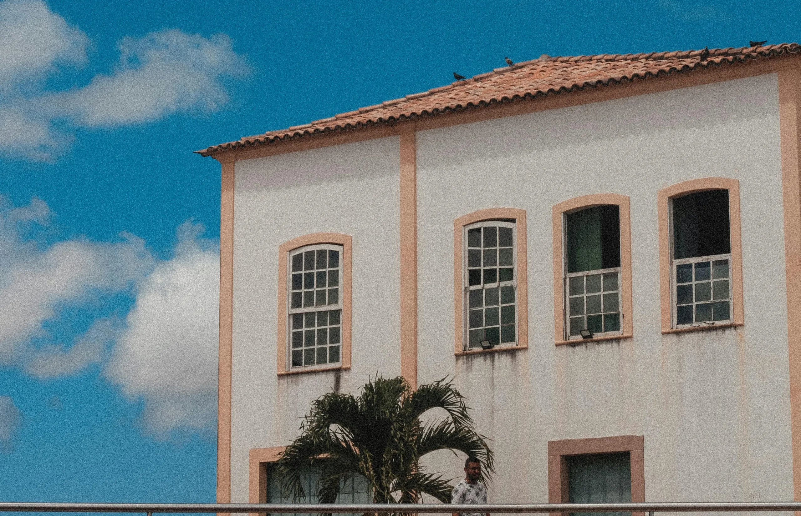 fachada de una casa antigua amarilla