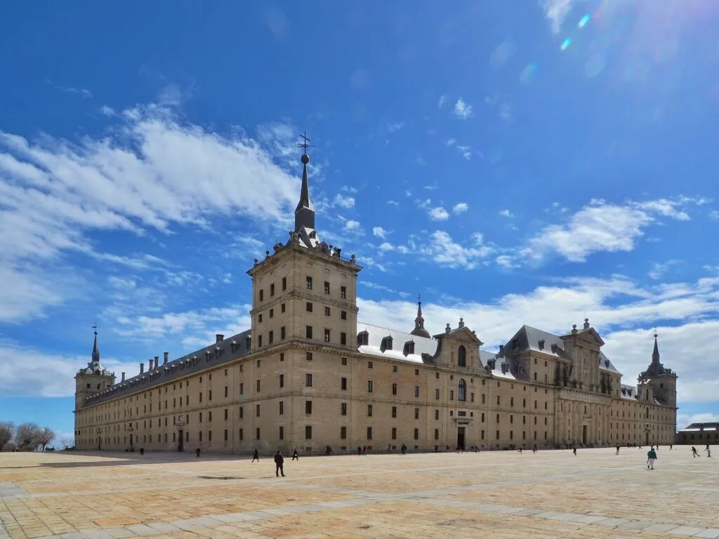 foto del monasterio del escorial un día soleado