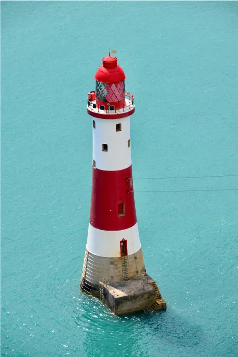 faro de Beachy Head blanco y rojo en el mar azul turquesa