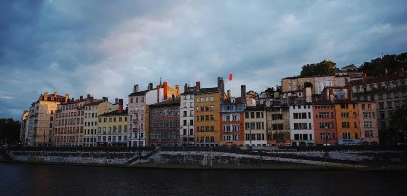 bloques de edificios de colores cerca de un paseo marítimo