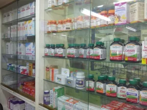 vitrina de una farmacia llena de medicamentos