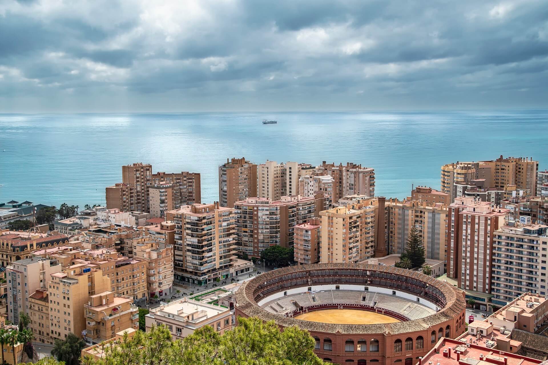 vista aérea de plaza de toros con edificios de la costa